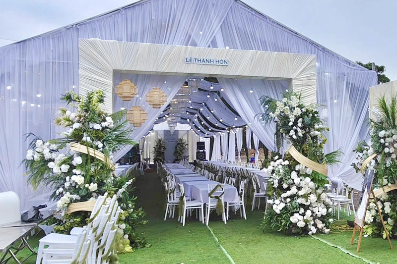 Cổng hoa lụa phối xanh lá